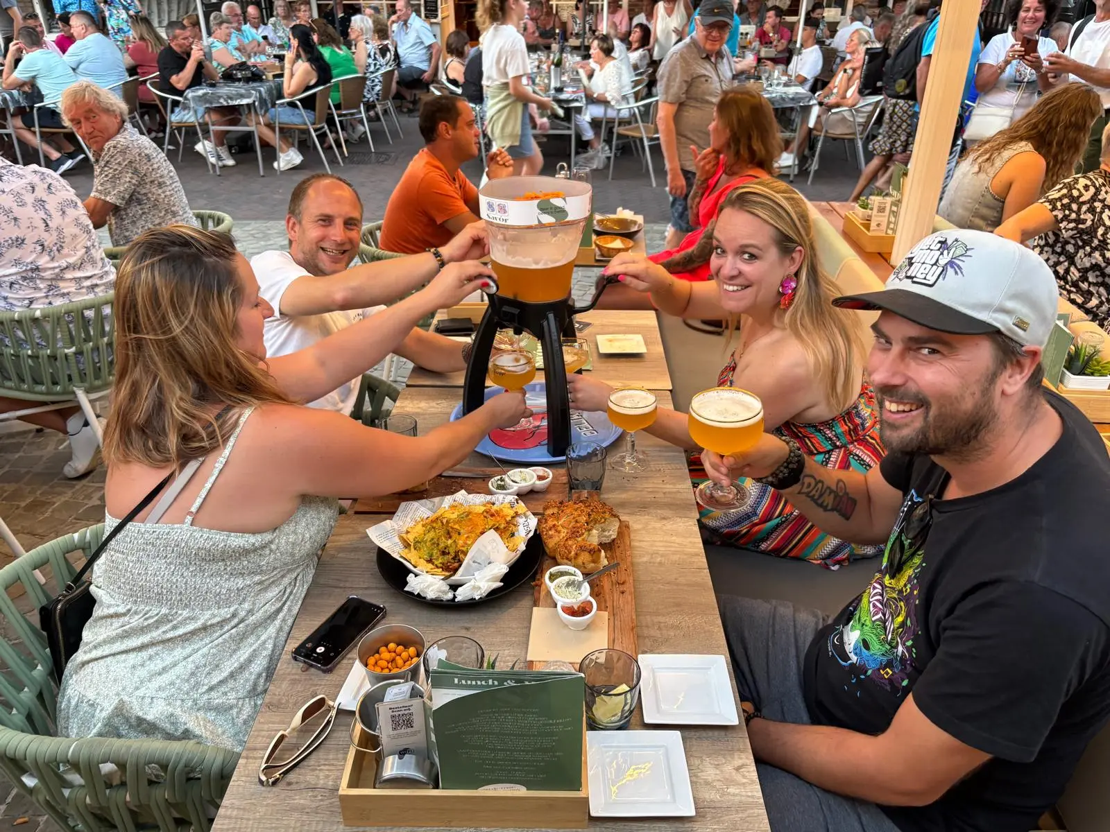 Uitgebreide tapasplank op het terras