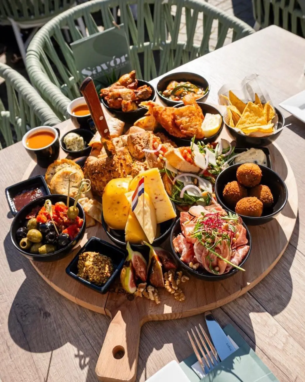 Gezellig samen aan tafel op het plein